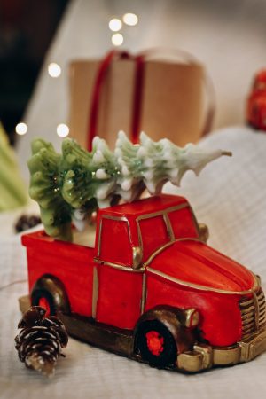 Holiday Pickup — красный ретро-пикап с елью